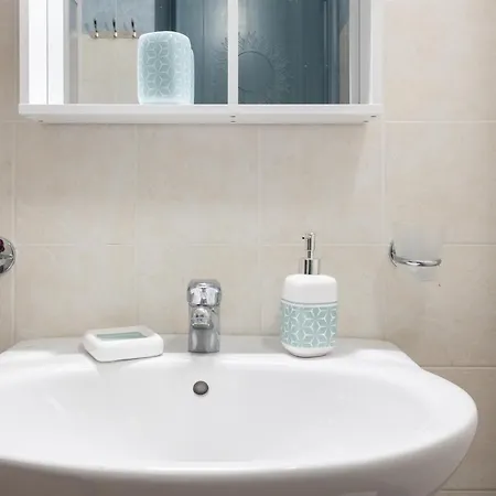 Guesthost - Beda House